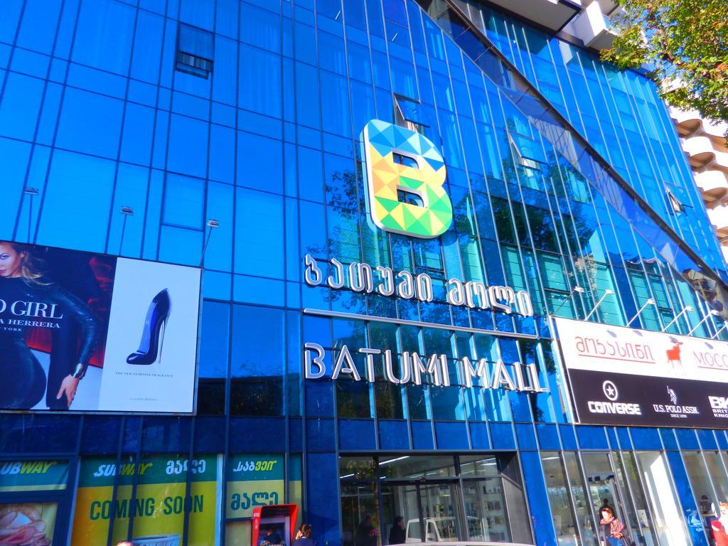 Mimino Apartment Deluxe First Line Batumi Bagian luar foto